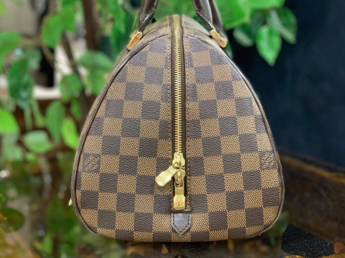 バッグのLOUIS VUITTON