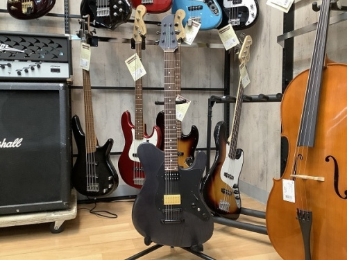 中古楽器店のギター