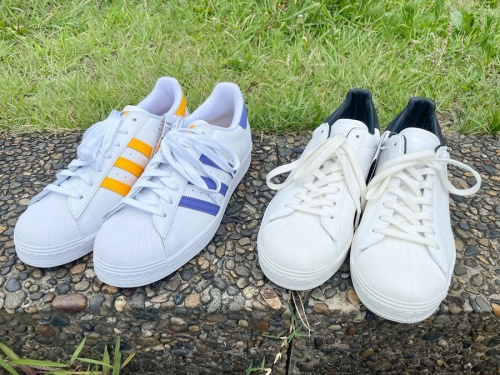 スニーカーのadidas アディダス