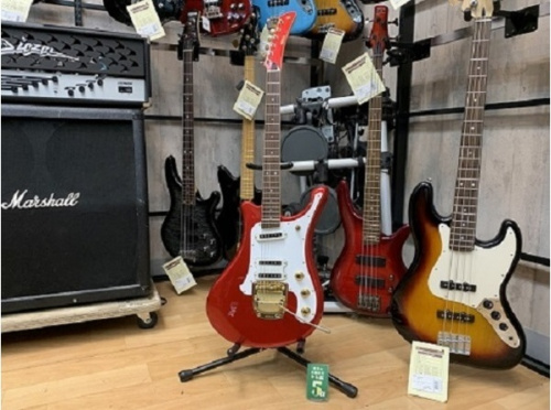 中古楽器店のギター