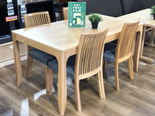 家具のダイニングテーブル