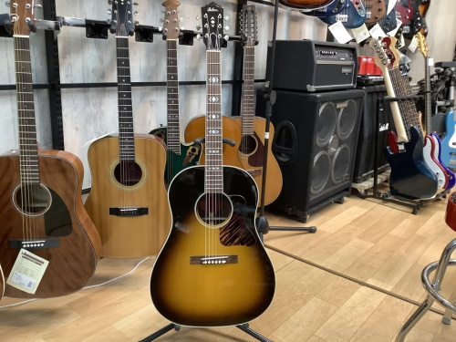 中古楽器店のギター