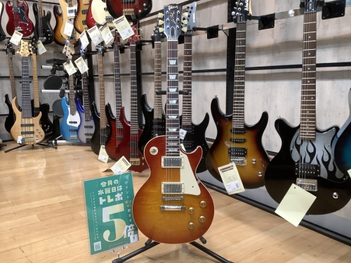 中古楽器店のエレキギター