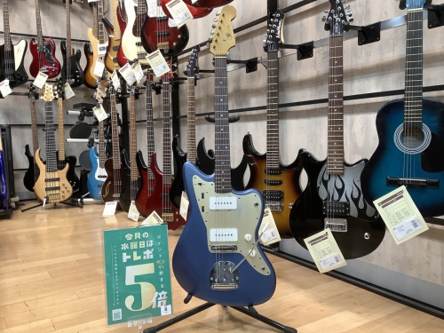 中古楽器店のエレキギター
