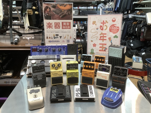 中古楽器店のエフェクター