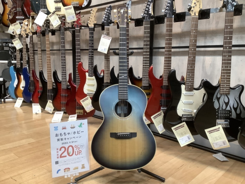 中古楽器店のアコースティックギター