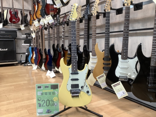 中古楽器店のギター