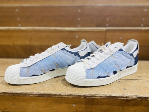 スニーカーのadidas