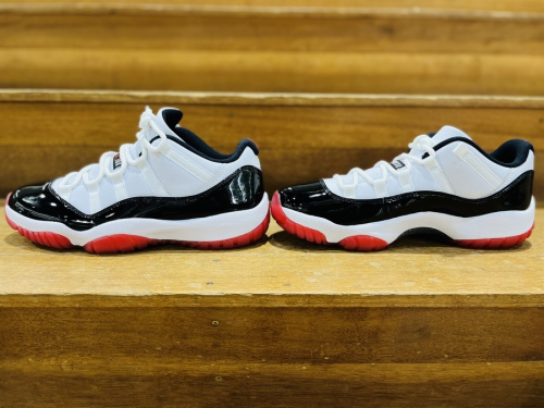 スニーカーのAIR JORDAN11 RETRO