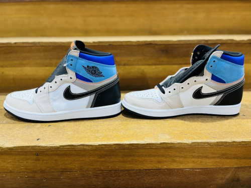 スニーカーのAIR JORDAN1 RETRO