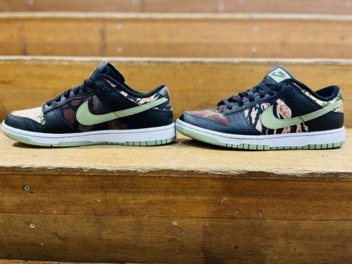 スニーカーのDUNK LOW