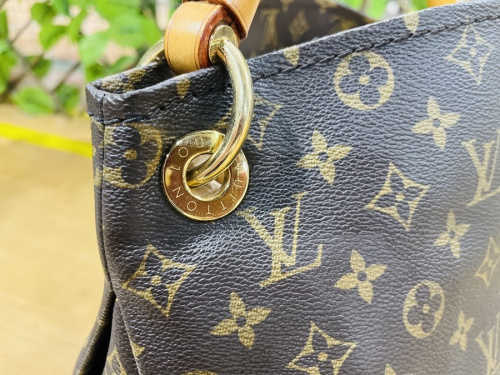 モノグラムのバッグ