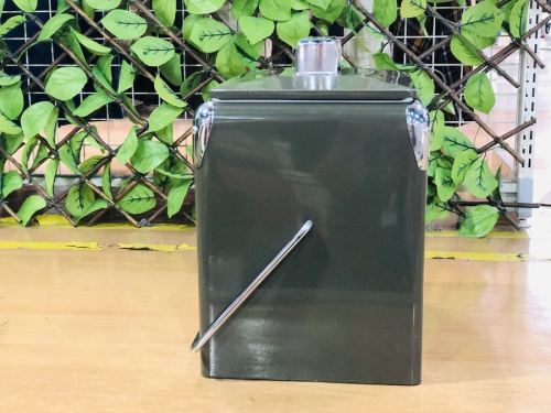 クーラーボックスのスチールクーラー