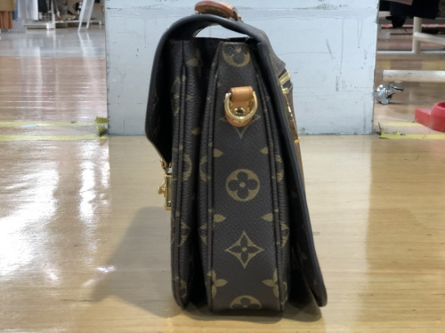 ショルダーバッグのモノグラム