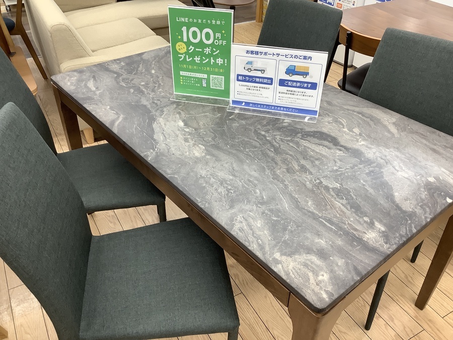 Elussoの石目調のダイニングテーブルとチェア4脚がセットで入荷