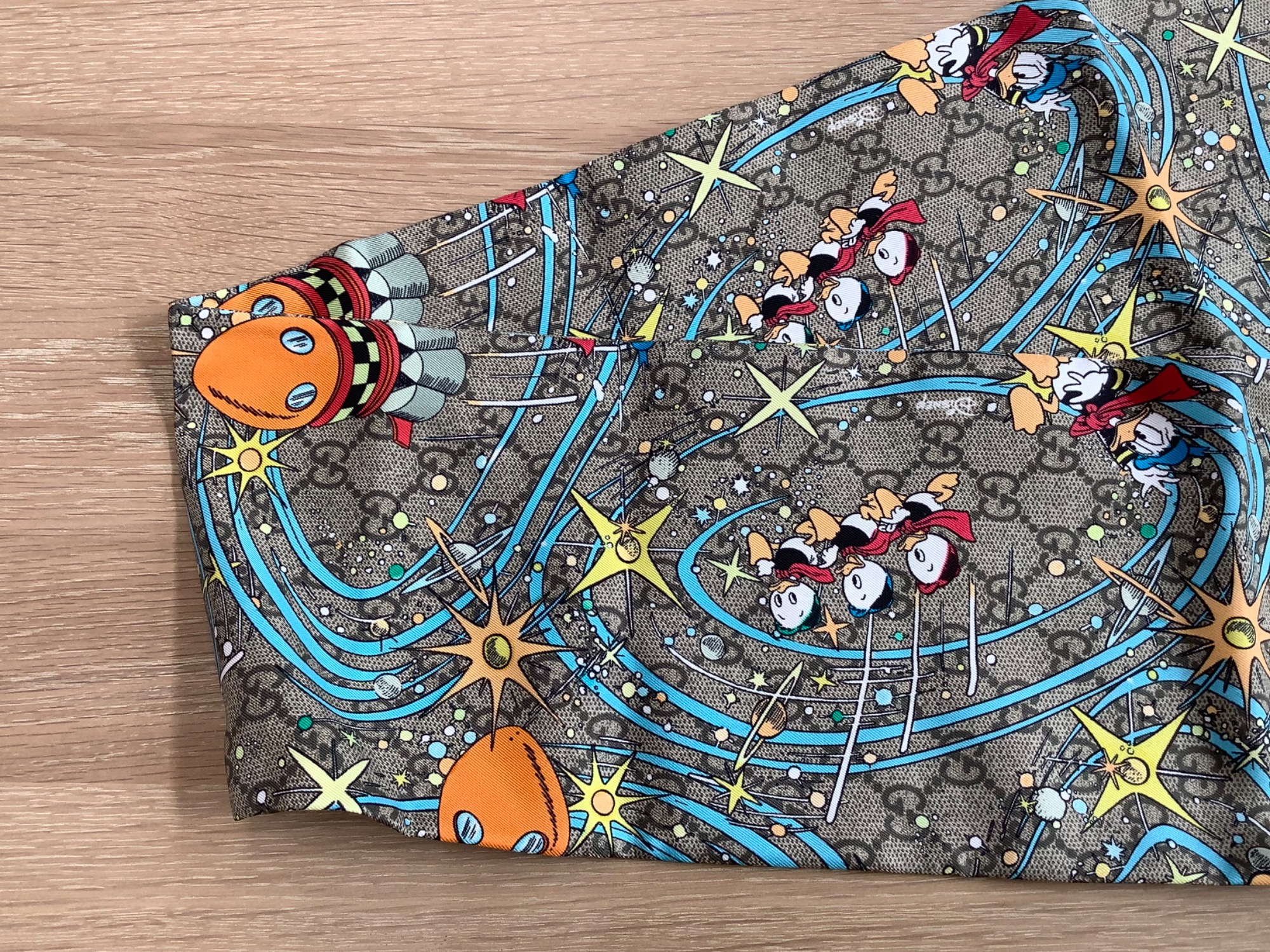 GUCCI DISNEY スカーフ スマホで購入】Disneyコラボ GUCCI (グッチ) シルクスカーフ入荷いたし