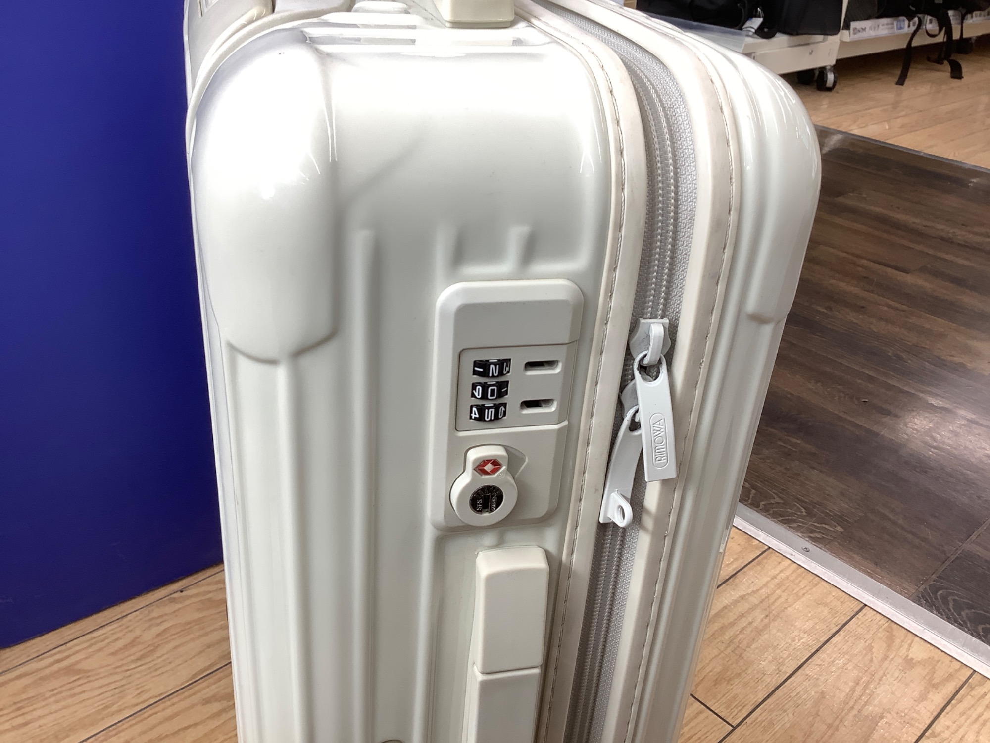 コレクションケース ホワイト ロータイプ【ユーズドユーズ名古屋天白店】 J381 RIMOWA(リモワ）キャリーケースのご紹介です！｜2026年04月11日