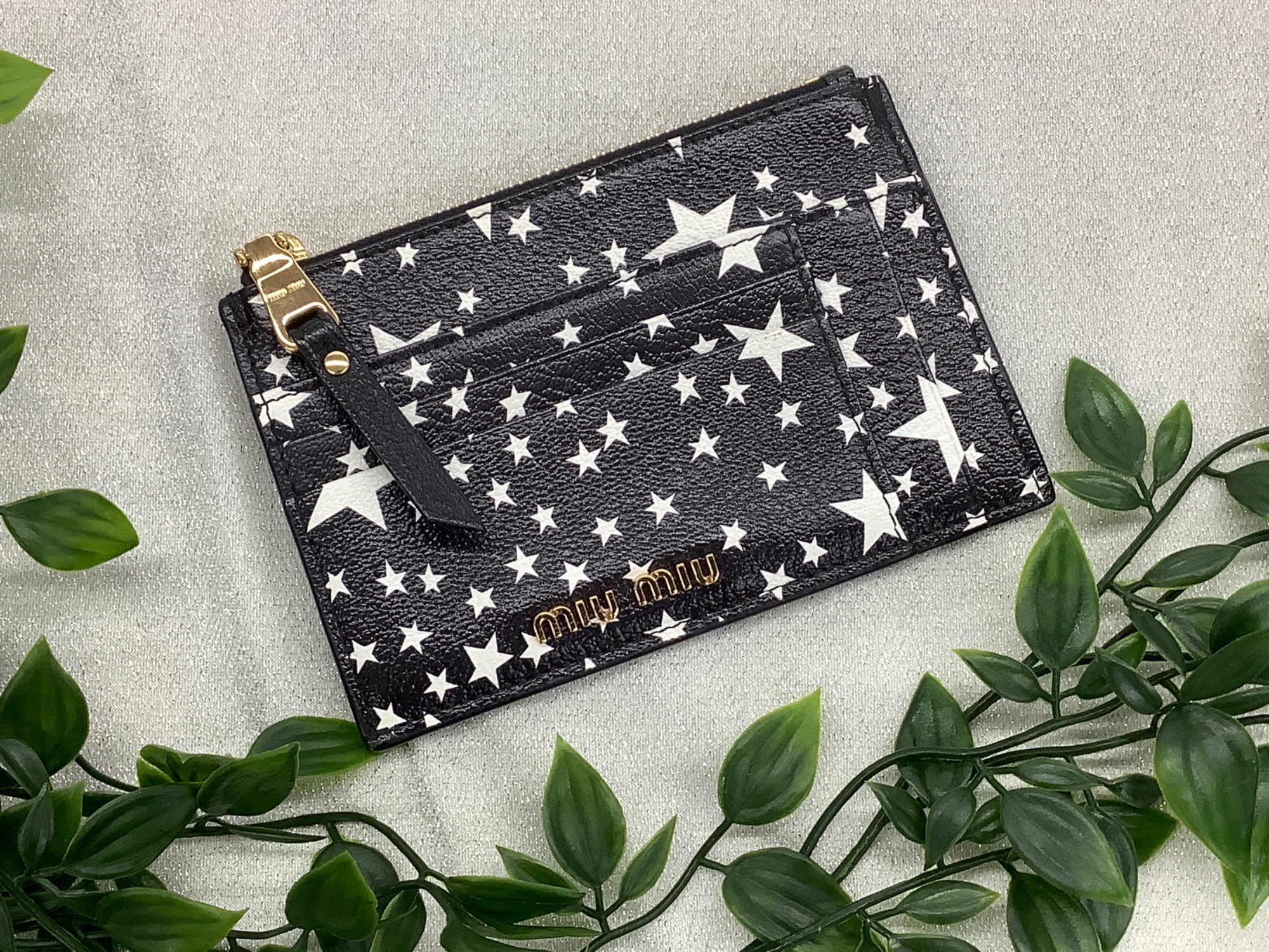 スマホで購入】Miu Miu / ミュウミュウ フラグメントケース｜手元を