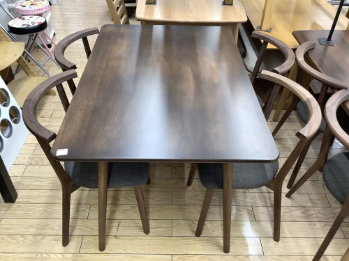 家具のテーブル