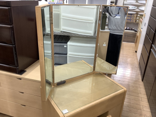 中古家具のドレッサー