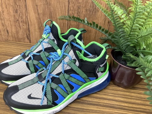 ブランドのスニーカー