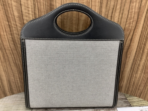 BURBERRYのミニトライカラーポケットバッグ