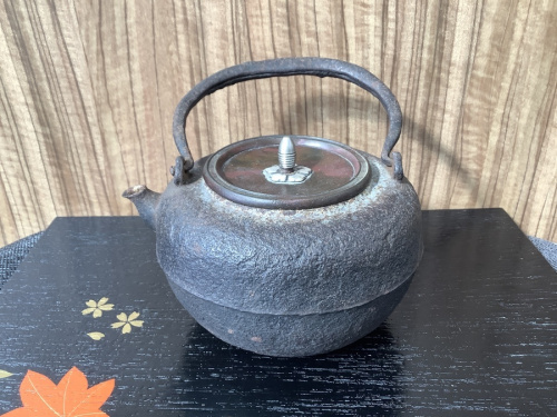 和食器の鉄瓶