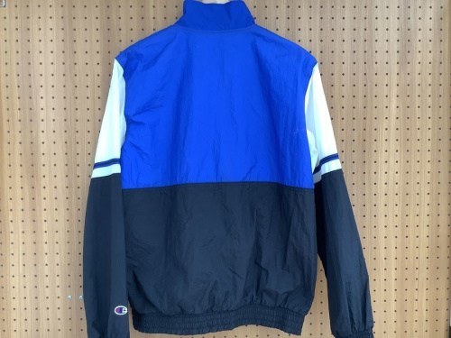 スポーツ用品のナイロンジャケット