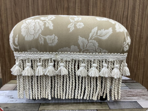 フットスツールのJennifer Taylor