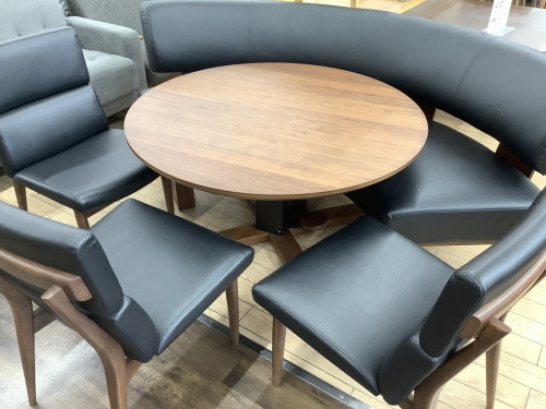 生活家具のテーブル