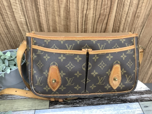 ショルダーバッグのLOUIS VUITTON