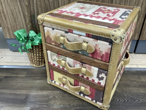 生活家具のテーブル