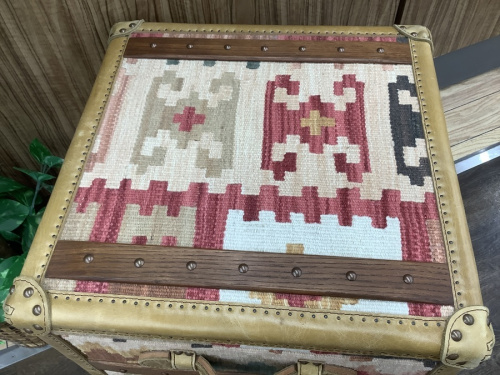 テーブルのサイドテーブル