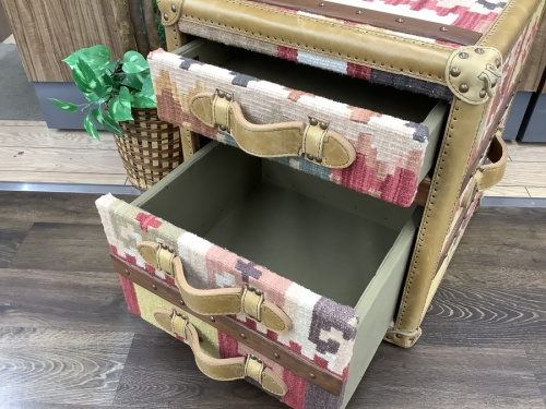 サイドテーブルのHALO