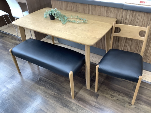 ダイニングセットの大川家具