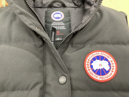 ダウンベストのCANADA GOOSE