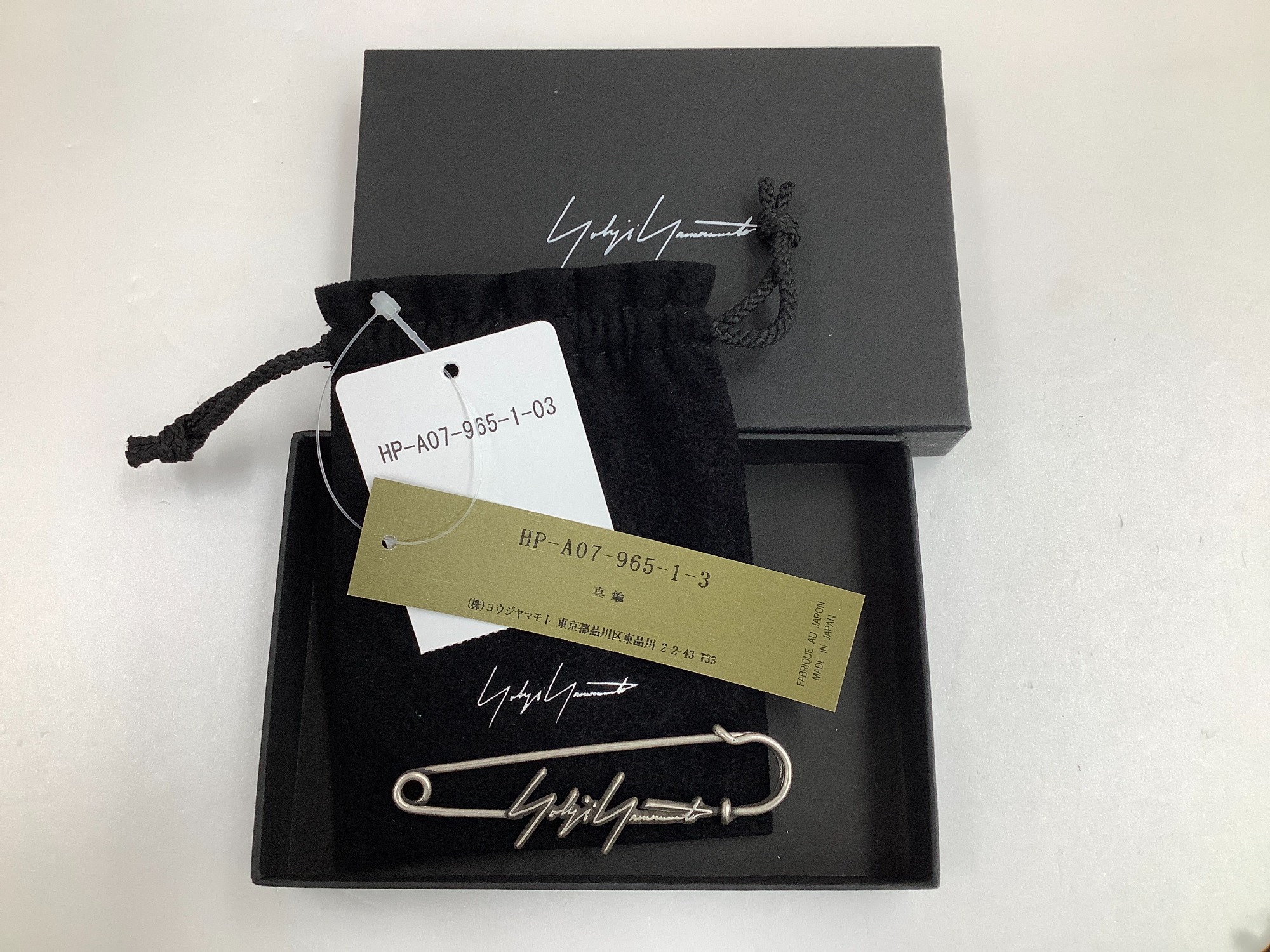 【正規品/未使用】Yohji Yamamoto デザインブローチ YOHJI YAMAMOTO ( ヨウジヤマモト ) ロゴブローチのご紹介です