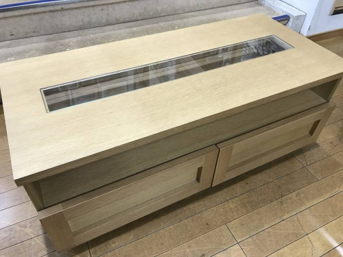 家具のテーブル