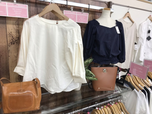 レディースファッションのシャツ