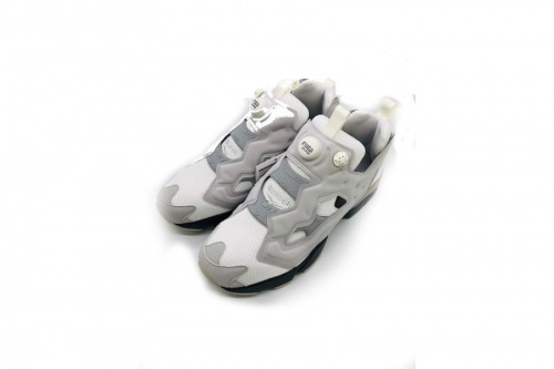 スニーカーのREEBOK/リーボック