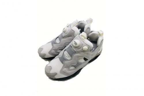 スニーカーのREEBOK/リーボック