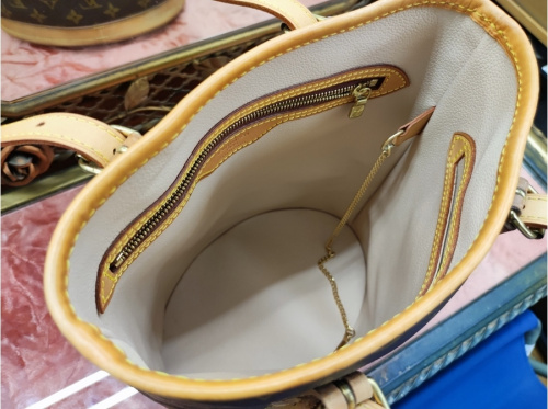 バッグのLOUIS VUITTON