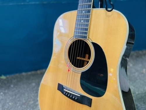 中古楽器店のアコースティックギター