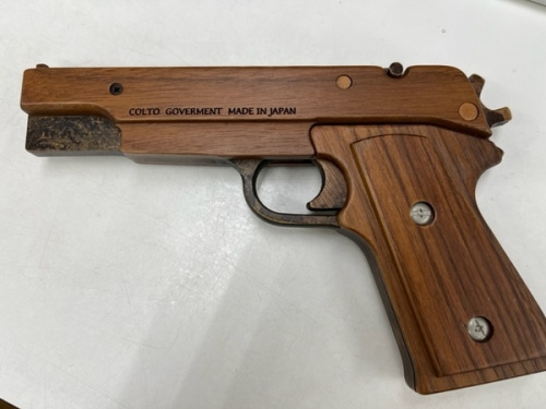 輪ゴム銃の輪ゴムピストル