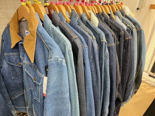 デニムジャケットのブラウス