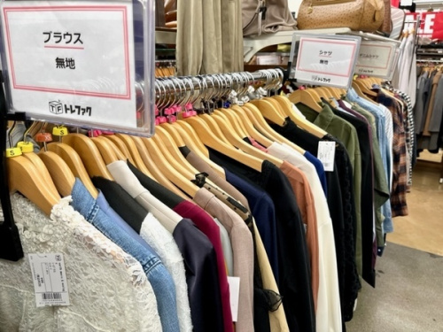 ブラウスのシャツ