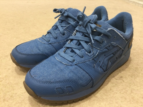 スニーカーのasics