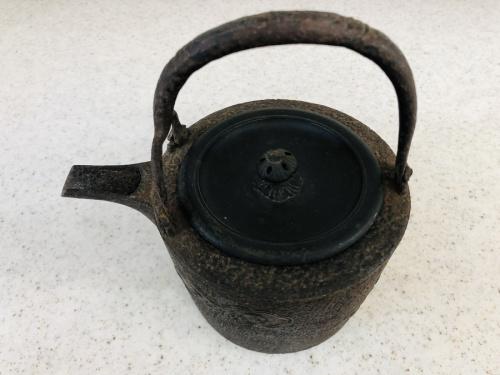 和食器の鉄瓶