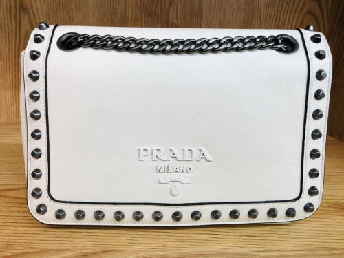 バッグのPRADA