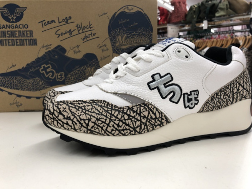 レディースファッションのスニーカー
